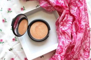 BECCA X JACLYN HILL CHAMPAGNE POP HIGHLIGHTER